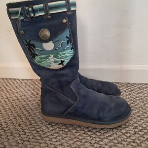 UGG Boots Women's 7.5/8 Blue Embroidered Surf Scence Rare Suede Sheepskin Winter